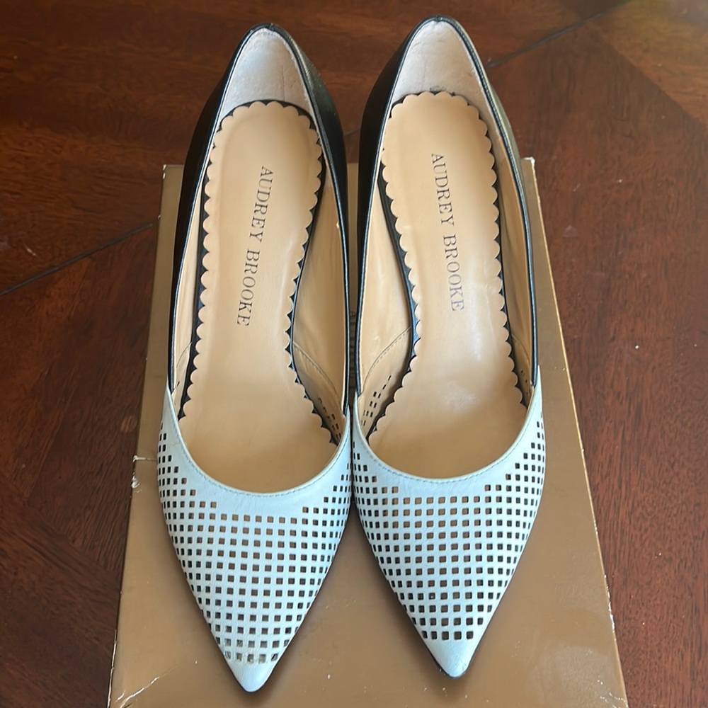 Color block perforated leather upper block pump